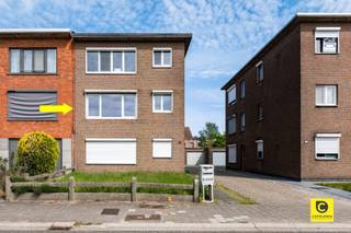 <p><span><br /></span><span>Lichtrijk appartement met 2 slaapkamers in kleinschalig gebouw</span></p><p><span> </span></p><p><span>Dit prachtige appartement met twee slaapkamers bevindt zich in een kleinschalig gebouw zonder lift, op een steenworp van het centrum van Aartselaar. Dankzij de uitstekende verbindingen naar de A12 en E19 bent u vlot in Brussel, Antwerpen of Mechelen.</span></p><p><span> </span></p><p><span>Indeling van het appartement:</span></p><p><span> </span></p><p><span>Living &amp; keuken:</span><span><br /></span><span>Het hart van het appartement wordt gevormd door de open woonkamer en eetruimte. Grote ramen laten overvloedig natuurlijk licht binnen, terwijl de warme houten vloeren zorgen voor een gezellige sfeer ideaal voor ontspannende momenten met familie of vrienden. De open keuken is uitgerust met kasten, kookvuur en oven.</span></p><p><span> </span></p><p><span>Slaapkamers &amp; badkamer:<br /></span><span>Achteraan het appartement bevinden zich de twee comfortabele slaapkamers. De badkamer is voorzien van een douche en een lavabo met meubel, terwijl het toilet apart gelegen is voor extra gemak.</span></p><p><span> </span></p><p><span>Berging:</span></p><p><span>Er is een ruime berging aanwezig in appartement voorzien van aansluiting wasmachine en droogkast.</span></p><p><span> </span></p><p><span>Ramen &amp; comfort:</span><span><br /></span><span>Alle ramen zijn voorzien van dubbel glas en rolluiken, wat bijdraagt aan comfort en energie-efficiëntie.</span></p><p><span> </span></p><p><span>Extra kenmerken van het appartement:</span></p><ul><li><span>Doorloop appartement </span></li><li><span>Geen algemene onkosten </span></li><li><span>Elektriciteit volledig conform </span></li><li><span>Kleinschalig gebouw met slechts 3 appartementen </span></li><li><span>Beschikbaar bij akte </span></li><li><span>Gunstig EPC-attest (B-score) </span></li><li><span>Nutsvoorzieningen apart </span></li><li><span>2 ruime slaapkamers</span></li><li><span>Asbestveilig </span></li></ul><p><span>Locatie &amp; bereikbaarheid:</span></p><p><span><br /></span><span>Het appartement ligt in een rustige, goed onderhouden woonwijk van Aartselaar. Alle voorzieningen zoals openbaar vervoer, winkels en andere faciliteiten zijn gemakkelijk bereikbaar.</span></p><p><span>Samengevat:</span></p><p><span><br />Dit instapklare appartement combineert comfort, praktische ligging en een aangename woonomgeving perfect voor wie op zoek is naar een modern en rustig verblijf in Aartselaar.</span></p><p><span> </span></p><p><span> </span></p>