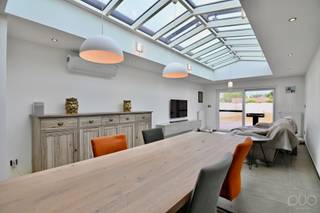 Deze stijlvol gerenoveerde gezinswoning op een perceel van 5 are in Nieuwerkerken is gelegen in een rustige woonomgeving met een aangenaam landelijk karakter. Tegelijk geniet de woning van een centrale ligging met een vlotte bereikbaarheid richting Hasselt en Sint-Truiden. Winkels, scholen en andere dagelijkse voorzieningen bevinden zich in de nabije omgeving, terwijl de groene omgeving een ideale uitvalsbasis vormt voor wandel- en fietsliefhebbers.<br /><br />De woning biedt een ruime bewoonbare oppervlakte van ca. 236 m² en werd afgewerkt met duurzame en kwaliteitsvolle materialen. Alle technieken in de woning werden gemoderniseerd. Zo beschikt de woning over een condenserende gasketel, een zonneboiler en airconditioning. Ook de elektriciteit en de ramen werden vernieuwd.<br />We betreden de woning via de inkomhal, die rechtstreeks toegang biedt tot de leefruimtes en de eerste verdieping. Alle woonvertrekken genieten van een overvloed aan natuurlijk licht dankzij de grote raampartijen.<br /><br />De volledig geïnstalleerde keuken, bereikbaar via de inkomhal, is uitgerust met kwalitatieve Whirlpool-toestellen en beschikt over een gezellige ontbijthoek. Aansluitend bevindt zich een praktische berging/wasruimte, die extra comfort biedt in het dagelijkse gebruik. De keuken is voorzien van een granieten werkblad, een inductiekookplaat, een heteluchtoven, een combi-oven, een dampkap, een vaatwasser en een koelkast. De woonkamer sluit aan op de open keuken en geniet, net als de andere woonvertrekken, van veel natuurlijk licht dankzij de extra dakkoepels en het grote schuifraam dat uitgeeft op het terras en de omheinde tuin.<br /><br />Het gelijkvloers beschikt bovendien over een volledig ingerichte badkamer met ligbad, groot lavabomeubel en inloopdouche. Het gastentoilet is afzonderlijk voorzien. Verder vinden we een ruime garage met werkplaats, die een praktische verbinding vormt tussen de tuin en de straat. Hierdoor bereikt u de tuin gemakkelijk zonder de volledige woning te moeten doorkruisen.<br /><br />Op de eerste verdieping bevinden zich een nog af te werken nachthal, een tweede badkamer in afwerkingsfase (alle voorzieningen en materialen zijn reeds aanwezig) en drie ruime slaapkamers. De zolderruimte is volledig afgewerkt en geïsoleerd en is bereikbaar via een vlizotrap.<br /><br />Buitenshuis is de woning volledig omheind, werd het terras aangelegd en kunt u in alle rust genieten van de ondergaande avondzon.<br /><br />Bent u op zoek naar een instapklare woning die enkel nog naar eigen smaak ingericht moet worden? Aarzel dan niet en contacteer ons snel via 011 70 70 19.