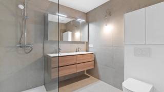 **BOEK JE BEZOEK ONLINE IN VIA WWW.IMMO3000.BE** Immo3000 heeft een duplex appartement te huur in Wilsele. Het lichtrijke appartement is gelegen op de 1ste verdieping via een trap. Het appartement beschikt over een inkomhal, een grote leefruimte, een ingerichte keuken, apart toilet en een aparte berging/wasplaats. Op de bovenverdieping bevinden zich 2 slaapkamers, een badkamer met dubbele spoeltafel, een inloopdouche en een toilet. Aan het appartement is zowel een terras van 15 m² als een privatieve zolder verbonden. Het appartement is voorzien van een ondergrondse autostaanplaats en een afsluitbare berging. In de ondergrondse parking is er een fietsenstalling evenals aan de ingang van de residentie. De garage is toegankelijk via een autolift. Het appartement is uitgerust met de volgende technieken: warmtepomp, ventilatiesysteem type D, alu ramen met dubbel glas, vloerverwarming en zonnepanelen. Aan de voorzijde zijn de ramen voorzien van rolluiken. De basishuurprijs = € 1.300/maand + € 60/maand voor het gebruik en het onderhoud van de gemeenschappelijke delen. <br />Heb je interesse? Bel 016/60.30.00 voor meer info of de planning van een bezoek.