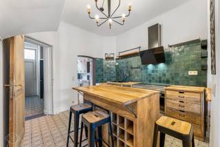 Gezellig wonen met alles binnen handbereik? Aan de Waversebaan 24 in Heverlee ontdek je dit charmante rijhuis met drie slaapkamers, twee badkamers en een ruime, gezellige tuin. Een fijne thuis met een heerlijke buitenplek om samen te tafelen, vrienden te ontvangen of rustig van de zon te genieten. Het tuinhuis biedt bovendien handige extra bergruimte. Dankzij de drie slaapkamers en twee badkamers is de woning ook ideaal voor wie wil cohousen. De ligging maakt het plaatje compleet: Delhaize en Carrefour liggen vlakbij, net als het stadion van OHL en het station van Heverlee. Ook de wekelijkse zondagmarkt ligt op een steenworp: ideaal voor verse boodschappen en een gezellige babbel. Hier geniet je van alles wat Heverlee zo aangenaam maakt, met je eigen tuin als rustige uitvalsbasis. De woning is onmiddellijk beschikbaar en wordt onbemeubeld verhuurd, voor een periode van minimaal één jaar. Domicilie is verplicht. Zin om van dit gezellige huis jouw nieuwe thuis te maken? Bel ons op 016 15 37 11 of mail info@homies.be voor een bezoek. HOMIÉS, an Eye for Immo!<br />