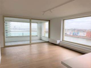 Prachtig gelegen 2 slaapkamer appartement op het Eilandje met zicht op het Kattendijkdok 5 de verdieping opp 103 m² + ruim terras . indeling : inkomhal met toilet en berging, living met open ingerichte keuken , groot oost gericht terras, nachthal ,badkamer met ligbad , douche ,toilet , lavabo's met meubel , 2 slaapkamers .BEOORDELING: zeer mooi en ruim appartement op een topligging op het Eilandje volledig wit geschilderd appartement met panoramisch zicht op het Kattendijkdok ,groot terras , ingerichte keuken met apparatuur van siemens
,oven /,microgolf , vaatwasser ,groot keramisch vuur , dubbel glas ,zonnewering , ruime badkamer ,prijs 520.000 er zijn 3 parkings aan 40.000 € / stuk , gemeenschappelijke kosten 175 €