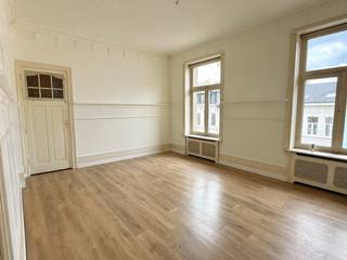 Authentiek 2-slaapkamer appartement op toplocatie.<br /><br />Op de derde verdieping van een statig hoekgebouw aan de Mechelsesteenweg en de Britselei bevindt zich dit prachtig gerenoveerde appartement in authentieke Art Nouveau-stijl. De ligging is ideaal: op wandelafstand van het stadscentrum en met vlotte aansluiting op het openbaar vervoer.<br /><br />GA NAAR WWW.DEBOERENPARTNERS.BE OM RECHTSTREEKS UW ONLINE AFSPRAAK IN TE PLANNEN<br /><br />Het appartement werd met zorg afgewerkt, met behoud van de originele elementen. De gemeenschappelijke delen ademen karakter, met een indrukwekkende trappenhal en een charmante, authentieke lift. Bovendien is er een conciërge aanwezig in het gebouw.<br /><br />Indeling:<br />Ruime inkomhal<br />Woonkamer van ca. 23 m²<br />Aparte eetkamer van ca. 17 m²<br />Volledig uitgeruste keuken met o.a. een ingebouwde vaatwasser<br />Twee slaapkamers (ca. 10 m² en 20 m²)<br />Badkamer met douche en wastafel<br />Apart toilet<br />Praktische berging met aansluitingen voor wasmachine en droogkast<br /><br />Bijzonderheden: <br />Algemene kosten: € 50/maand (voor onderhoud en verbruik van de gemeenschappelijke delen en de lift)<br />Beschikbaarheid: vanaf 15/04<br /><br />GA NAAR WWW.DEBOERENPARTNERS.BE OM RECHTSTREEKS UW ONLINE AFSPRAAK IN TE PLANNEN