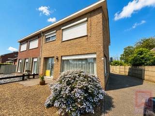 Op een centrale locatie in Geel vinden we deze ruime halfopen woning met 3 slaapkamers, praktische oprit, veranda/terrasruimte, bijgebouw en een diepe, zuidgerichte tuin op een perceel van 722 m².<br /><br />De woning beschikt over een inkomhal, lichtrijke leefruimte, keuken, veranda badkamer, 3 slaapkamers, 2 wc's, een ruime bergzolder, een garage en verschillende praktische bergruimtes. <br /><br />Het dak werd reeds vernieuwd werd en voorzien is van dakisolatie. Dankzij het EPC-label D is er bovendien geen renovatieverplichting van toepassing. Het EPC vermeldt een energiescore van 385 kWh/m² jaar .<br /><br />Troeven:<br />✅ 3 slaapkamers<br />✅ Halfopen bebouwing<br />✅ Perceel van 722 m²<br />✅ Zuidgerichte tuin<br />✅ Ruime oprit en parkeermogelijkheden<br />✅ Veranda/terrasruimte<br />✅ Bijgebouw/tuinhuis<br />✅ Nieuw dak met dakisolatie<br />✅ GEEN RENOVATIEVERPLICHTING<br /><br /><br />Technische info:<br />EPC: 385 kWh/m² jaar – label D.<br />P-score: C | G-score: A. Niet gelegen in risicozone voor overstromingen<br />Elektrische installatie: niet conform.<br />Asbestinventarisattest: 3 Asbestmaterialen, 2 Beperkingen, 0 Uitsluitingen.