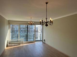 Dit recent gerenoveerde appartement bevindt zich vlakbij een park, openbaar vervoer, winkels, scholen...in het bruisende Merksem. We betreden...