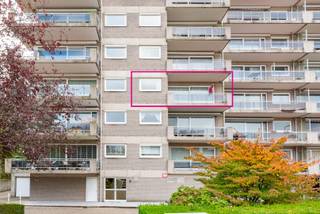 In een groene en rustige zijstraat van de Fruithoflaan in Berchem bevindt zich dit ruim en energiezuinig appartement met een bewoonbare oppervlakte van 142 m² (EPC 154 – label B). Het appartement omvat een ruime inkomhal, twee volwaardige slaapkamers, een badkamer met bad en douche, een apart toilet, een gesloten keuken met bijkeuken en een lichtrijke leefruimte. Twee aangename terrassen zorgen voor extra buitenruimte.<br /><br />In de ondergrondse verdieping is er een garagebox die verplicht dient bijgehuurd te worden aan € 150/maand.<br /><br />De huurprijs bedraagt € 1.150 per maand, met bijkomend € 183 vaste kosten (inclusief waterverbruik en syndickosten). Gas en elektriciteit worden individueel afgerekend.<br /><br />Gelegen nabij winkels, parken, sportfaciliteiten, scholen, station Berchem, de ring en openbaar vervoer.