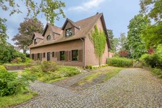 <p>Deze karaktervolle villa in Bolderberg combineert een uitzonderlijke woonoppervlakte van 493m² met een topligging, veel natuurlijke lichtinval en een waaier aan mogelijkheden. Wie op zoek is naar een ruime gezinswoning, een combinatie van wonen en werken of een eigendom met potentieel, vindt hier een unieke kans.</p><p></p><p>Bij aankomst word je verwelkomd door de charmante uitstraling van de woning. Binnen zorgen de royale leefruimtes, hoge plafonds en grote raampartijen voor een aangename en open sfeer. Dankzij de doordachte indeling biedt deze villa alle ruimte om het dagelijks leven comfortabel in te richten.</p><p></p><p>De woning beschikt over vijf ruime slaapkamers en twee badkamers, waardoor ook grotere gezinnen moeiteloos hun plek vinden. Daarnaast is er een aparte bureauruimte die perfect geschikt is voor thuiswerk, een vrij beroep of als hobbyruimte.</p><p></p><p>De vele vierkante meters bieden tal van mogelijkheden om de woning volledig af te stemmen op jouw woonwensen. Of je nu droomt van extra leefruimtes, een praktijk aan huis of een woning waar verschillende generaties samen kunnen wonen, deze villa vormt hiervoor een uitstekende basis.</p><p></p><p>Buiten geniet je van een mooie tuin met een gezellige binnenplaats waar je in alle privacy kunt ontspannen, spelen of gasten ontvangen. De buitenruimte vormt een aangename verlenging van het wooncomfort en biedt het hele jaar door een rustige omgeving.</p><p></p><p>De ligging in het gegeerde Bolderberg is een absolute troef. Je woont in een groene en aangename omgeving met een vlotte bereikbaarheid en tal van voorzieningen in de buurt.</p><p></p><p>Ook op technisch vlak scoort deze woning sterk. Met een energieprestatiecertificaat C en een asbestveilig attest beschik je over een solide en toekomstgerichte woning.</p><p></p><p>Ben je op zoek naar een karaktervolle villa met veel ruimte, licht en mogelijkheden op een toplocatie in Bolderberg, dan nodigen wij je graag uit om deze bijzondere eigendom zelf te ontdekken.</p>