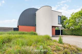 Voor meer info en foto’s, surf naar www.swevers.be – In een rustige, doodlopende straat in Diepenbeek vind je deze karaktervolle open bebouwing op...