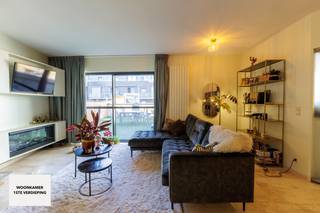 Dit instapklaar appartement is gelegen op de eerste verdieping & is te bereiken via trap of lift (gaat tot in de kelder). Het gebouw ligt in de gezellige Sint-Andrieswijk tussen de Nationalestraat en de Kloosterstraat in het hartje van Antwerpen. Winkels, gezellige cafeetjes & hippe restaurants zijn op wandelafstand gelegen net als de Groenplaats. Deze laatste ligt slechts op 5 minuten wandelafstand.<br /><br /><u>Indeling kelder:</u> parkeerplaats in de ondergrondse parking <strong>(deze dient verplicht mee aangekocht te worden t.b.v. 30.000 EUR)</strong><br /><br /><u>Indeling eerste verdieping:</u> inkomhal, woon- en eetkamer (met elektrisch haardvuur), keuken (alle toestellen aanwezig), berging (aansluiting voor wasmachine & droogkast), afzonderlijk gastentoilet, badkamer (enkele lavabo & inloopdouche), 2 slaapkamers & terras (NO-georiënteerd, 45m2 & zicht op de Sint-Andrieskerk).<br /><br /><strong>BIJZONDERHEDEN:</strong><br /><br />- Centrale ligging in hartje Antwerpen<br />- Zeer lage EPC-score (energielabel B)<br />- HR-beglazing<br />- Condensatieketel<br />- CONFORME elektrische keuring<br />- Ondergrondse autostaanplaats<br /><br /><strong>Beschikbaar bij akte na betaling.</strong><br /><br />Voor meer info of een bezoek kan u ons bereiken op +32 473 37 28 40 of info@immobilli.be<br />