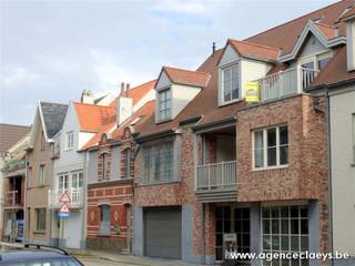 <p><span>Direct instapklaar en mooi duplexappartement op de tweede verdieping in residentie 'Casa Nathan', in het centrum van De Haan.</span></p><p><span>Het appartement beschikt over een inkomhal, gastentoilet, ruime woonkamer met open keuken, mooi terras, 2 slaapkamers met elk een eigen douchekamer en een berging op het gelijkvloers.</span></p><p><span>Het gebouw beschikt over een fietsenberging en een lift.</span></p>