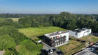 <p><strong>Prachtig Penthouse met Luxe Afwerking en Ruim Terras</strong></p>
<p>Welkom bij dit exclusieve penthouse, gelegen op 25 minuten van zowel Eindhoven (NL) als Antwerpen. Deze eigentijdse residentie biedt een combinatie van elegantie, comfort en stijl, ideaal voor wie op zoek is naar een hoogwaardige levensstijl in de nabijheid van de stad.</p>
<p><strong>Interieur:</strong></p>
<p>Bij het betreden van dit weelderige penthouse wordt u meteen verwelkomd door een ruime en lichte inkomhal, die u direct een adembenemend beeld biedt op de keuken en eethoek. Aan de inkomhal bevindt zich een gastentoilet voorzien van handenwasser. Aan het eind van de inkomhal bevindt zich een prachtig, moderne keuken. De open keuken is een waar juweeltje, voorzien van moderne apparatuur, waaronder een ingebouwde microgolf, oven, ijskast en een functioneel keukeneiland voor extra werkruimte en voldoende kastenruimte. Achter de keuken is de eetplaats voorzien. Aan de rechterzijde is het zitgedeelte gelegen met een prachtig ingebouwde haardpartij.</p>
<p>Het penthouse beschikt over een ruime hoofdslaapkamer met ingebouwde maatwerk kledingkasten, waardoor u optimaal gebruik kunt maken van de beschikbare ruimte. De aangrenzende badkamer is uitgerust van een ligbad en een praktische ingebouwde kast voor uw droogmachine en wasmachine. Daarnaast is er een tweede slaapkamer die ook dienst kan doen als een veelzijdige hobbyruimte, perfect voor uw persoonlijke interesses en ontspanning.</p>
<p><strong>Buitenkant:</strong></p>
<p>Een van de meest indrukwekkende eigenschappen van dit penthouse is het grote terras (91m²) dat rondom het pand loopt, waardoor u kunt genieten van adembenemende vergezichten en heerlijke buitenruimte om te ontspannen of te entertainen. Een praktische terrasberging is ook voorzien. Pluspunt: het terras strekt zich uit rondom, met uitzondering van de voorgevel, waardoor volledige privacy en sereniteit worden gegarandeerd.</p>
<p><strong>Extra's:</strong></p>
<p>De kers op de taart is natuurlijk een eigen garagebox én een inpandige staanplaats, wat een luxe toevoeging is en u voorziet van gemakkelijke en veilige parkeermogelijkheden.</p>
<p>Kortom, dit penthouse biedt een unieke kans om te wonen in stijl en comfort, met hoogwaardige afwerkingen, moderne voorzieningen en een spectaculair zonneterras. Mis deze zeldzame gelegenheid niet om uw droom van luxe stadsleven te verwezenlijken. Neem vandaag nog contact met ons op voor meer informatie of om een bezichtiging te plannen.</p>
<br />
<p></p>