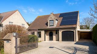 Deze stijlvolle villa is gelegen in Knokke-Heist, op wandelafstand van de zeedijk. Een uitzonderlijke combinatie van privacy, comfort en een...