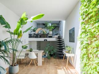 <strong>Opportuniteit - omgeving Visserij. Instapklare en unieke burgerwoning met split-levels, 3slpk’s + bureauruimte en aangename stadstuin op een zeer gegeerde locatie te Gent.</strong><br /><br /><u>*Bezoekmoment: zaterdag 27/06/2026 – De prijs is een instelprijs en er word verkocht onder gesloten enveloppe.</u><br /><br /><em>Voor meer informatie en voorwaarden of om een bezoek vast te leggen mail naar info@carloeggermont.be</em><br /><br />Op wandelafstand van de <strong>Visserij</strong>, <strong>Portus Ganda </strong>en het <strong>centrum</strong> van <strong>Gent</strong> vinden we deze <strong>ruime</strong> en <strong>instapklare</strong> <strong>woning</strong> met een <strong>aangename</strong> <strong>stadstuin</strong>.<br /><br />Het pand werd gedurende de jaren niet enkel <strong>estethisch en ruimtelijk</strong> <strong>gerenoveerd</strong> maar ook met aandacht naar <strong>energiezuinigheid</strong> (<strong>isolatie</strong> <strong>gevels</strong>, <strong>isolatie</strong> <strong>dak</strong>, <strong>zonnepanelen</strong>…) wat zorgt voor een <strong>zeer goede EPC score – 136</strong>!<br /><br />We betreden de woning langs de <strong>inkomhal</strong> die aan de voorzijde plaats biedt aan een <strong>afzonderlijke bureauruimte</strong> (combinatie woon/werk). Verder vinden we op de hal nog het <strong>gastentoilet</strong>.<br />Vervolgens betreden we een bijzonder spel van <strong>lichtinval</strong>, <strong>split-levels</strong> en <strong>unieke</strong> <strong>ruimtelijkheden</strong>. Op dit niveau vinden we de <strong>leefruimte</strong> met zicht op de <strong>eetplaats</strong> en de tuin. Aanpalend vinden we de <strong>eetplaats</strong> die dankzij de <strong>volledig opengaande vouwramen </strong>zorgen voor een waar <strong>binnen-buitengevoel</strong> met ‘<strong>urban jungle’</strong>.<br />Een half niveau lager vinden we de keuken met keukeneiland en extra bergruimte.<br /><br />Op de <strong>eerste verdieping</strong> vinden we de ruime <strong>badkamer</strong> die voorzien is van een <strong>inloopdouche</strong>, <strong>wastafel</strong>, <strong>vrijstaand</strong> <strong>ligbad</strong> en <strong>tweede</strong> <strong>toilet</strong>.<br /><br />Weer een <strong>half niveau hoger</strong> vinden we de <strong>hoofdslaapkamer</strong> voorzien van <strong>dressingkasten</strong> en deze kamer geniet van een <strong>bijzondere lichtinval</strong> dankzij het grote raam en de <strong>connectie</strong> met <strong>dubbele hoogte</strong> van de leefruimte.<br /><br /><strong>Een verdiep hoger</strong> vinden we nog <strong>2 extra slaapkamers</strong> waarvan 1 voorzien is van een op maat gemaakt opvouwbed.<br /><br /><strong><span>Kortom, een opportuniteit voor wie op zoek is naar een architecturale, instapklare woning op een toplocatie nabij de Visserij. Ideaal voor jonge gezinnen, young professionals, ouders van studerende kinderen…</span></strong>