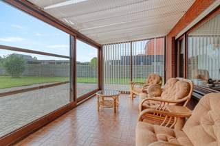 Charmante woning uit 1975 op een zeer ruim perceel van 1.324 m²
Deze charmante woning uit 1975 is rustig gelegen op een ruim perceel van maar liefst 1.324 m². Ondanks de rustige ligging bevindt de woning zich vlak bij het centrum en geniet ze van een vlotte verbinding naar de E34.
Op het gelijkvloers beschikt de woning over twee slaapkamers en een badkamer die is uitgerust met zowel een bad als een douche. Daarnaast is er een veranda aanwezig die zorgt voor extra leefruimte en een aangename verbinding met de tuin. Verder beschikt de woning over een praktische wasplaats. Achteraan bevindt zich een garage die rechtstreeks aan de woning is aangebouwd, wat zorgt voor extra comfort en bergruimte.
Op de verdieping zijn er nog tal van mogelijkheden. Mits de nodige renovatiewerken kunnen hier tot drie extra slaapkamers worden ingericht, waardoor de woning over een ruime gezinsindeling kan beschikken.
De woning is te renoveren en biedt dan ook een uitstekende mogelijkheid om ze volledig naar eigen smaak en wensen in te richten. Dankzij het ruime perceel van 1.324 m² beschikt de woning bovendien over een grote buitenruimte met tal van mogelijkheden.
De combinatie van de rustige ligging, het royale perceel, de twee slaapkamers op het gelijkvloers, de mogelijkheid om tot drie extra slaapkamers op de verdieping te creëren, de veranda, wasplaats en aangebouwde garage, de nabijheid van het centrum en de vlotte bereikbaarheid van de E34 maakt deze woning bijzonder interessant voor wie op zoek is naar een renovatieproject met veel potentieel.