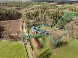 Genieten van een prachtig uitzicht over de groene omgeving, waar privacy en rust centraal staan? Dat is hier mogelijk!Deze woning is zeer rustig...