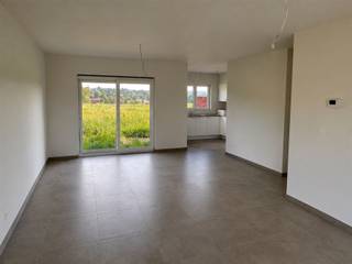 <p><span>Maison neuve semi-ouverte avec hall d'entrée ; WC séparé ; salon ; cuisine équipée d'un évier, d'un lave-vaisselle, d'une plaque de cuisson vitrocéramique, d'une hotte aspirante, d'un four, d'un réfrigérateur et de placards ; garage ; l'étage comprend 3 chambres et une salle de bains équipée d'une douche à l'italienne, d'une baignoire, d'un double lavabo et de toilettes.</span></p><p><span>Place de stationnement dans l'allée, terrasse et jardin clos</span></p>