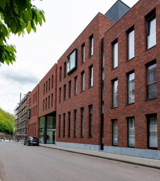 In de <strong>studentenresidentie ACE 1</strong> gelegen in de Riddersstraat te Leuven bieden wij op <strong>Niveau +1</strong> een prachtige <strong>studentenkamer privatief sanitair (Type 1A)</strong> aan. Opvallend aan de kamer is de <strong>rijkheid aan licht, materiaalkeuze en maatwerk</strong> maw. de kamer werd zodanig ontworpen naar optimale benutting van de ruimte om het de student zo aangenaam mogelijk te maken. Naast de <strong>gemeenschappelijke keuken</strong> is er ook een <strong>ontspanningsruimte</strong> waar alle studenten kunnen genieten van het studentenleven en ook de <strong>tuin</strong> laat niets aan de verbeelding over. Een fiets plaatsen kan in de voorziene <strong>ondergrondse fietsenstallingen</strong>, als dat niet handig is! <br /><br /><span><strong>Je leest het goed, studeren in residentie ACE is genieten van het studentenleven! Neem vandaag nog contact op met onze Expert Investeringsvastgoed Jacky (jacky@connect-immo.be of 0495 53 46 49) </strong></span><br /><br />EPC: 70 kWh/m² - 24062-G-RO2016/0323/EP15513/A001/D01/SD001