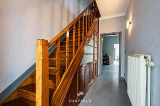 Deze halfopen woning aan de Geraardsbergsesteenweg 71 in Merelbeke-Melle staat op een ruim perceel van 646 m² en beschikt momenteel over een bewoonbare oppervlakte van circa 165 m². De woning dateert oorspronkelijk uit 1946, maar werd doorheen de jaren aangepakt, waaronder een renovatie van de buitengevel.<br /><br />Met een EPC B is de woning degelijk geïsoleerd. De centrale verwarming gebeurt op aardgas en de verwarmingsketel werd vernieuwd in 2016-2017. Ook de conforme elektrische installatie, gekeurd tot 2029, is een belangrijke troef.<br /><br />Binnen zijn er momenteel drie slaapkamers. Daarnaast beschikt de woning over een grote zolderruimte die nog heel wat mogelijkheden biedt. Deze kan verder ingericht worden als extra slaapkamer, bureau of polyvalente ruimte.<br /><br />De keuken is aangenaam licht en biedt zicht naar buiten en op de tuin. De ruime badkamer met dubbele lavabo, bad + douche bevindt zich achteraan op het gelijkvloers, net als het aparte toilet. Een bijkomende praktische meerwaarde is de opvallend ruime kelder, die heel wat extra stockage biedt.<br /><br />Ook buiten is er voldoende ruimte. Het perceel van 646 m² biedt een fijne tuin met nog mogelijkheden om deze verder naar eigen smaak aan te leggen. Bij de woning horen bovendien twee ruime garages, beide voorzien van een elektrische poort. Daarnaast is er een regenwaterput van 5.000 liter aanwezig.<br /><br />Een degelijke halfopen woning op een mooi perceel, met een goede EPC-score en vooral veel praktische ruimte en potentieel dankzij de tuin, ruime kelder, grote zolder en twee garages.