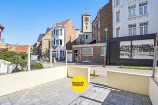 Goed gelegen gebouw op 117m² te De Panne bestaande uit een handelsruimte en woonst. Dit eigendom voorzien van een prachtige gevel in cottagestijl (vakwerkhuis - woning met colombages) is gelegen op 10m van de winkelstraat en aan het begin van de Dumontwijk. <br />Het gelijkvloers is momenteel voorzien van een voorterras, lichtrijke handelsruimte, keukenruimte, beging, sanitaire blok, hall naar de verdiepingen en een koer. De verdiepingen zijn momenteel ingericht als een groter woonappartement (1e & 2e verdiep) en een studio gelegen op het 3e verdiep. De verdiepingen kunnen samen ook dienst doen als één appartement. Elektriciteit conform. Kortom een eigendom met veel potentieel en tal van mogelijkheden. Aarzel niet ons te contacteren voor een bezoek. EPC: 542 UC: 3550932 (geen renovatieplicht - beschermd stad- en dorpsgezicht) (Ref. NI26572)<br /><br />Neem voorsprong met een vrijblijvende en gratis schatting van uw eigendom via:<br />http://www.residentievastgoed.be/gratisonlineschatten