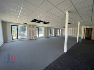 Kwalitatief en lichtrijk kantoor van 519 m² met 323 m² opslagruimte te huur op een uitstekende locatie nabij de R0 in Wemmel. Deze...