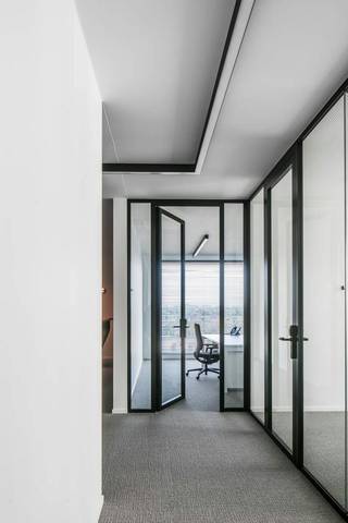 Instapklaar en bemeubeld kantoor te huur in het business center Aedimar in Waregem. Gelegen in de nabijheid van het centrum van Waregem, diverse invalswegen en de E17.<br /><br />Wordt verhuurd via een terbeschikkingstelling met de nodige diensten inbegrepen in de huurprijs. <br /><br />Bent u op zoek naar bedrijfsvastgoed bestaande uit een ingericht en instapklaar kantoor in Waregem? Aarzel dan zeker niet om ons te contacteren op het nummer 056 21 11 11!