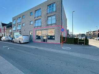 Commercieel gelegen handelspand/kantoor, momenteel verhuurd als noodle bar, bestaande uit een handelsruimte met toilet.Extra troeven:•...