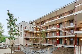 <p><em>Vraag je bezoek vandaag aan via : </em>https://mijnhuurprofiel.be/property/2d360193-d35a-4a43-9adf-f3f82fe29bd9</p><p><strong>Te huur: Nieuwbouwappartement met 2 slaapkamers aan het water in de groene stadswijk 4 Fonteinen</strong></p><p>Dit appartement maakt deel uit van residentie Zen, een nieuw appartementsgebouw met 3 verdiepingen en een lift, gelegen in de groene stadswijk 4 Fonteinen aan de Vilvoordse waterkant. Winkels, horeca, scholen en openbaar vervoer bevinden zich op wandel- en fietsafstand. De residentie biedt een kwalitatieve afwerking, duurzame technieken en aangename gemeenschappelijke voorzieningen. Daarnaast geniet het appartement van een mooi uitzicht op het water of het omliggende groen.</p><p><strong>Indeling</strong></p><p>Het appartement beschikt over een lichtrijke leefruimte met een open, volledig uitgeruste keuken en aansluitend een aangenaam terras. Verder zijn er een 2 comfortabele slaapkamers, een moderne badkamer, een apart gastentoilet en een praktische berging. Een parkeerplaats kan optioneel bijgehuurd worden aan € 100 per maand.</p><p><strong>Troeven</strong></p><ul><li>Duurzame residentie met zonnepanelen voor een lager energieverbruik. (E-peil 20)</li><li>Uitstekende bereikbaarheid met een bushalte vlakbij en een vlotte verbinding naar het station.</li><li>Gemeenschappelijk dakterras</li></ul><p><strong>Maandelijkse provisie</strong>: € 80 (Onderhoud en poetsen gemeenschappelijke delen, Verlichting en elektriciteit gemeenschappelijke delen, Beheer van de algemene voorzieningen en syndicus)</p>