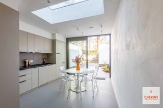 Deze instapklare, <strong>volledig gerenoveerde woning</strong> combineert hedendaags comfort met een praktische indeling.<br /><br />Bij het binnenkomen bevindt zich een inkomhal die eveneens ingericht werd als <strong>wasruimte</strong>. Daarnaast is de inkomhal ook voorzien van verschillende op maat gemaakte kasten. Verder is er een apart <strong>gastentoilet</strong>. De lichtrijke woonkamer sluit naadloos aan op de <strong>moderne keuken</strong>, die uitkijkt op het <strong>gezellige terras en de aangename tuin </strong>– ideaal om te ontspannen of gasten te ontvangen. Op de eerste verdieping bevindt zich een <strong>ruime slaapkamer </strong>met <strong>ingebouwde kasten</strong> en een <strong>comfortabele badkamer</strong> uitgerust met bad, douche, toilet en lavabo. De tweede verdieping telt nog <strong>twee slaapkamers</strong>, beide voorzien van praktische ingebouwde kasten.<br /><br />De woning werd energiezuinig gerenoveerd en beschikt over een uitstekende <strong>EPC-score van A+ (-4 kWh/(m² jaar))</strong>, mede dankzij de aanwezige <strong>zonnepanelen</strong>. Dit zorgt niet alleen voor een lagere energiefactuur, maar ook voor een toekomstgerichte en duurzame woonervaring. Het asbestattest vermeldt asbest, maar deze werd tijdens de renovatie verwijdert, waardoor er vandaag <strong>geen asbest</strong> meer aanwezig is.<br /><br />Wenst u een bezoek in te plannen? Contacteer Laura via <strong>0492 07 26 62</strong>