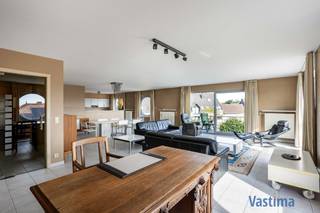 Ben je op zoek naar een uitzonderlijk ruim appartement waar comfort, energiezuinigheid en een centrale ligging hand in hand gaan? Dan is dit prachtige appartement in Haaltert zeker een bezoek waard.<br /><br />EPC label B – Geen renovatieplicht / Bouwjaar 2005 / Lift / CV Aardgas / HR Dubbel glas – Alu / Garage inbegrepen in prijs!<br /><br />Met een bewoonbare oppervlakte van ongeveer 166 m² geniet je hier van alle ruimte die je nodig hebt. De royale leefruimte van 62 m² baadt in het licht en biedt tal van mogelijkheden om gezellig te wonen en gasten te ontvangen. De keuken sluit perfect aan op de leefruimte en vormt samen het kloppend hart van het appartement. De praktische berging is aansluitend gelegen.<br /><br />Verder beschikt het appartement over drie volwaardige slaapkamers, een verzorgde badkamer, een apart toilet en voldoende bergruimte, waardoor het perfect geschikt is voor gezinnen, thuiswerkers of wie gewoon graag ruim woont.<br /><br />Ook praktisch scoort deze eigendom bijzonder goed. De garage is inbegrepen in de vraagprijs, zodat je steeds comfortabel kan parkeren en extra bergruimte ter beschikking hebt.<br /><br />Dankzij het gunstige EPC-label B geniet je bovendien van een energiezuinige woning met lagere energiekosten en een aangenaam wooncomfort.<br /><br />De centrale ligging is een absolute meerwaarde. Winkels, horeca, scholen en openbaar vervoer bevinden zich op wandelafstand, terwijl je ook een vlotte verbinding hebt naar de belangrijkste invalswegen.<br /><br />Kortom, een verrassend ruim en instapklaar appartement op een toplocatie in Haaltert, waar ruimte, comfort en bereikbaarheid perfect samenkomen.<br /><br />Interesse? Contacteer Vastima vandaag nog en plan jouw bezoek.