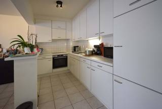 Dit appartement is gelegen op het 2e verdiep van de Res. Arcade in centrum Roeselare, langs de Brugsesteenweg 35.<br />Appartement is verhuurd wat een meerwaarde is naar beleggers toe, of kan aangekocht worden voor eigen bewoning. <br /><br />Bestaande uit inkom, woonplaats met open keuken voorzien van kookplaat met dampkap, oven en frigo.<br />Living is voorzien van een balkon uitgevend op de Brugsesteenweg.<br />Gastentoilet.<br />Badkamer is voorzien van een lavabomeubel met opbergkasten en ligbad.<br />Twee slaapkamers voorzien van rolluiken.<br />Berging.<br /><br />Terras achteraan lopend over beide slaapkamers waar het rustig toeven is.<br /><br />Verwarming elektrische accumulatie.<br />Overal dubbel glas.<br /><br />Kelderberging nr. 7 is inbegrepen en biedt extra bergruimte.