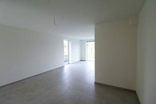 Deze moderne woning is gelegen op een perceel van 298 m² en biedt een bewoonbare oppervlakte van 135 m². Ze wordt volledig instapklaar opgeleverd – inclusief schilderwerken, verlichting, laminaat op de slaapkamers en nachthal, én aangelegde tuin. Kortom: verhuizen en genieten!<br /><br /><strong>Indeling van de woning; </strong><br />Gelijkvloers: Inkomhal met gastentoilet, leefruimte met open keuken en bureauruimte, aparte berging. <br />Verdieping: nachthal, 3 volwaardige slaapkamers, aparte berging en badkamer met ligbad, douche, dubbele lavabo en toilet. <br /><br /><strong>Troeven van deze woning:</strong>
<ul>
	<li>Vloerverwarming op het gelijkvloers</li>
	<li>Gelegen vlakbij het centrum van Roeselare en op slechts 2 km van het station</li>
	<li>Regenwaterput 7.500l aangesloten op toiletten/wasmachine/buitenkraan</li>
	<li>Inclusief tuinaanleg en de mogelijkheid tot het plaatsen van een carport</li>
	<li>Volledig geschilderd en voorzien van verlichting</li>
</ul>
Ben je op zoek naar een nieuwe thuis die écht af is? Neem dan snel contact op voor een bezoek!