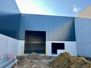 Nieuwbouw KMO-unit van 547 m² te koop, de casco KMO-unit heeft een vrije hoogte van +/- 6 m en is opgebouwd uit een staalconstructie in combinatie...