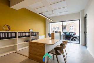 Ligging<br />Deze commerciële ruimte is gelegen in het bruisende stadscentrum van Nieuwpoort met een uitstekende zichtbaarheid, vlotte bereikbaarheid en aangename omgeving met handelszaken, horecazaken en openbare voorzieningen op wandelafstand. Dankzij de centrale ligging vormt dit pand de ideale uitvalsbasis voor vrije beroepen, dienstverlenende ondernemingen of een stijlvolle kantoorfunctie.<br /><br />Indeling<br />Via de inkom komt u terecht in een lichtrijke ontvangst- en werkruimte (34 m2) met onthaalbalie en voldoende plaats om klanten professioneel te ontvangen in combinatie met +/- 4 werkplaatsen. Achter de glazen scheidingswand bevindt zich een ruime vergaderzaal (29 m2) die eveneens dienst kan doen als open kantoorruimte. Verder beschikt het pand over een volledig ingerichte kitchenette met opbergmogelijkheden, een afzonderlijk toilet en een praktische bergruimte met toegang tot de kelder van +/- 20 m2. De moderne afwerking, grote raampartijen en kwalitatieve materialen zorgen voor een aangename en professionele werkomgeving.<br /><br />Varia<br />Deze commerciële ruimte heeft een mooie bruikbare vloeroppervlakte van 70 m2 en werd in 2024 volledig gerenoveerd. Het pand is nog verhuurd tot 2033 aan een actuele huurprijs van 745 euro per maand excl. btw. Dit geeft een mooi netto rendement van net geen 5%, waardoor dit pand ook enorm interessant is als zorgeloze investering. <br /><br />Troeven<br />* Centrale ligging in het hart van Nieuwpoort<br />* Instapklare en kwalitatief afgewerkte kantoorruimte<br />* Veel natuurlijke lichtinval dankzij de grote raampartijen<br />* Zeer aantrekkelijk huurrendement<br /><br />Wilt u meer informatie of een bezoek ter plaatse? Contacteer dan snel Tim voor een vrijblijvende afspraak!<br />📞 0487 40 21 28<br />📧 tim@gentill.be