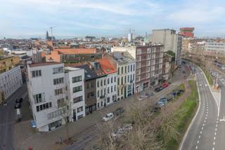 Deze woning beschikt over 4 slaapkamers, 3 badkamers en 3 toiletten, ideaal voor een groot gezin of wie gasten ontvangt. De leefruimte met<strong> </strong>open keuken vormt het middelpunt van de woning. Vanuit de keuken heeft u toegang tot het terras. Verder is er een nog handige berging en is er voldoende parkeergelegenheid voor de deur. Extra pluspunt: er is mogelijkheid voor een praktijk of kantoor aan huis, ideaal voor werk en privé in één.<br /><br />Totale oppervlakte ca. 225 m².<br /><br />Het pand beschikt over twee huisnummers, Ankerrui 56 en 56A met gescheiden elektra en gasmeters.<br /><br /><strong>Ankerrui 56:</strong><br />Rechts van de inkomhal bevindt zich een mooie ruimte, verdeeld over een souterrain en een verdieping. Deze kan voor diverse doeleinden worden ingericht, zoals een kantoor aan huis, apart woongedeelte, studio, hobbyruimte of praktijk. De ruimte beschikt over een eigen badkamer, een apart toilet en de nodige aansluitingen voorzien voor een keuken. De grote ramen zorgen voor veel natuurlijk licht.<br /><br /><strong>Ankerrui 56A:</strong><br /><em>Gelijkvloers:</em><br />Via de inkomhal met robuuste stenen trap heeft u toegang tot het gastentoilet, berging en wasplaats.<br /><br /><em>Eerste verdieping:</em><br />De gezellige leefruimte biedt een mooi uitzicht en loopt over in de open keuken. De keuken is uitgerust met alle nodige inbouwtoestellen zoals een Bora kookplaat, Siemens combi-oven, Siemens vaatwasser en een Siemens koelkast met vriezer. Dankzij de handige inbouwkasten beschikt u over meer dan voldoende bergruimte. Het zuidwestgericht terras vormt de ideale plek om in de namiddag en avond volop van de zon te genieten.<br /><br /><em>Tweede verdieping:</em><br />Hier vindt u twee slaapkamers en een volledig betegelde badkamer met inloopdouche en wastafel.<br /><br /><em>Derde verdieping:</em><br />De master bedroom heeft een ruime, volledig betegelde ensuite badkamer met ligbad, inloopdouche en wastafel. Op de overloop van de bovenste verdieping is bovendien een apart toilet aanwezig.<br /><br /><strong>Pluspunten van het pand:<br /></strong>- Recent volledig gerenoveerd, waarbij alles vernieuwd is: ramen, CV-ketels, verwarming, isolatie, daken, elektra, riolering en gevel.<br />- Zeer gunstige EPC-score: B-label (120 kWh). Deze score is exclusief de extra isolatie van het terras bij de keuken.<br />- Elektra goedgekeurd.<br />- Aluminium ramen met verluchtingsroosters, waardoor alle ruimtes genieten van veel natuurlijk daglicht.<br />- Aansluitingen voor internet en TV-kabel door het hele pand.<br />- Voorzien van<strong> </strong>videofoon.<br />- De straat is recent volledig vernieuwd en opnieuw aangelegd.<br />- Voldoende parkeermogelijkheden in de directe omgeving.<br />- Lichtkoepel aanwezig voor extra daglicht.<br />- Mogelijkheid tot het creëren van een tweede dakterras van ca. 40 m².<br />- Interessant als investeringsobject.<br /><br />Voor meer informatie of het plannen van een bezichtiging kunt u contact met ons opnemen via: +32 (0) 14 65 03 79 of mail naar info@verlouwvastgoed.be.
