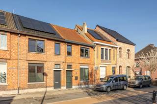 <p><strong>Instapklare woning met 3 slaapkamers en zonnige tuin met achteruitweg</strong><br /><br />Deze verzorgde en instapklare woning combineert comfort met een aangename lichtinval en een praktische indeling. Dankzij de recente vernieuwingen en conforme installaties geniet deze eigendom van een vlotte en zorgeloze start.</p>
<p><strong>De gelijkvloerse verdieping:<br /><br /></strong>- Inkomhal met gastentoilet <br />- Lichte en open leefruimte met aangename leef- en eetzone <br />- Open keuken voorzien van alle hedendaagse comfort <br />- Moderne, gerenoveerde badkamer met lavabo, douche en ligbad <strong><br /></strong></p>
<p><strong>De eerste verdieping:<br /></strong>- Drie volwaardige slaapkamers<br />- Apart toilet <br />- Handige bergzolder</p>
<p><strong>De tuin:<br /></strong>- Zonnige en groene tuin<br />- Handige achteruitweg<br />- Perceel bereikbaar langs achter via een poortje</p>
<p><strong>Algemeen:<br /></strong>- Nieuwe ramen<br />- EPC-score B<br />- Asbestveilig<br />- Elektriciteit conform<br />- Instapklare woning zonder zorgen<br /><br />Een aantrekkelijke en praktische woning met alles in huis voor comfortabel wonen, zowel binnen als buiten. Ideaal voor wie op zoek is naar een verzorgde thuis op een aantrekkelijke locatie. Graag een bezoek? Contacteer ons: waasland@deboerenpartners.be of 03.377.55.00</p>