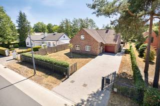 [[ DIT PAND NEEMT DEEL AAN DE ERA OPEN HUIZEN DAG OP 19/9 VAN 11:00 TOT 12:00 ]]
<p>Instapklare open bebouwing in een rustige en groene woonomgeving in Keerbergen.</p>

<p> </p>

<p>Deze verzorgde gerenoveerde woning combineert comfortabel wonen met een zeer rustige ligging in een residentiële wijk vlakbij het meer en de golf van Keerbergen. Met 4 slaapkamers en 2 badkamers biedt deze open bebouwing alle ruimte voor gezinnen. De prachtige tuin vormt een ideale plek om te ontspannen, te genieten van het groen en gezellig samen te zijn. Dankzij de praktische indeling, de lichtrijke leefruimte en de volledig ingebouwde keuken geniet je hier van aangenaam wooncomfort. Bovendien bevinden scholen en dagelijkse voorzieningen zich vlot bereikbaar in de omgeving.</p>

<p> </p>

<p>Belangrijkste ruimtes:</p>

<p>• Inkomhal met apart toilet</p>

<p>• Ruime woonkamer met veel lichtinval en zicht op de tuin</p>

<p>• Volledig ingebouwde keuken</p>

<p>• 4 volwaardige slaapkamers waarvan 1 op gelijkvloers</p>

<p>• Badkamer met ligbad/douche en dubbele wastafel in meubel op gelijkvloers</p>

<p>• Badkamer met douche, toilet en dubbele wastafel in meubel op verdieping</p>

<p>• Garage met plaats voor wagen en extra stockage</p>

<p>• Praktische berging met extra opbergruimte</p>

<p>• Prachtige tuin met ruimte voor ontspanning en buitenleven</p>

<p> </p>

<p>Troeven:</p>

<p>• Instapklare woning</p>

<p>• Residentiële omgeving</p>

<p>• Slaapkamer en badkamer op gelijkvloers</p>

<p> </p>

<p>Neem vandaag nog contact op voor een bezoek aan deze woning in Keerbergen.</p>

<p> </p>

<p>JOUW DROOMHUIS. ZO GEVONDEN!</p>