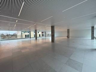 Des bureaux d'une superficie de 500 m² (et plus) à louer sur The Loop, à peine à 2 km de l'échangeur E40/E17 et à proximité du R4 à Zwijnaarde. Cette situation unique garantit une excellente accessibilité, tant en voiture qu'en transports publics, et se trouve à quelques minutes du centre de Gand.<br /><br />Les bureaux clés en main sont situés dans deux immeubles de bureaux BEN de haute qualité, récemment construits, dont l'un compte quatre étages et l'autre cinq. Chacun de ces étages est entièrement loué, ce qui vous permet de bénéficier d'un espace de travail spacieux et efficacement équipé. <br />Les bâtiments sont reliés par une place centrale, aménagée de manière attrayante et moderne en tant qu'espace de détente.<br />L'une des forces absolues de ce projet est sa durabilité. Les bureaux sont équipés d'une combinaison de technologies innovantes telles qu'un système photovoltaïque, l'énergie géothermique, des plafonds climatiques et un éclairage contrôlé par DALI. En outre, il n'y a pas de combustibles fossiles.<br />De plus, les bâtiments disposent d'un grand nombre de places de parking, ce qui est un grand avantage pour les employés et les visiteurs.<br /><br />Les bureaux sont disponibles immédiatement. Implantez votre entreprise dans cet environnement exceptionnel et profitez de tous les avantages qu'offre cet emplacement de choix. Pour de plus amples informations ou une visite de site sans engagement, veuillez contacter PANORAMA B2B GENT KANTOREN au 09 225 09 02.