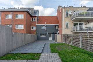 <strong>Voormalig winkelpand met mogelijkheid tot 3 slpk-woning met garage voor 2 auto's</strong><br />EPC: C-label | 3 slpk mogelijk | dubbele garage | Tuin | Aircosysteem<br /><br /><strong>Omschrijving</strong>: <br />We betreden deze woning in de woonkamer, die momenteel is ingericht als kledingwinkel. De vele valse wanden zorgen ervoor dat de indeling nog naar hartenlust kan worden aangepast. Achter de winkelruimte is er de mogelijkheid om een keuken op te richten met zicht op de tuin.<br />Naast de keuken bevindt zich de wasplaats/berging en de trap naar de eerste verdieping. <br /><br />De eerste verdieping is momenteel ingericht als een studio met 1 slaapkamer, keuken en badkamer. Hier kan je opnieuw de indeling aanpassen zoals je zelf wil, waardoor er gemakkelijk 3 volwaardige slaapkamers kunnen gecreëerd worden. De badkamer is uitgerust met een douche-bad, een toilet en een badkamermeubel met enkele wastafel. <br /><br />De woning geniet van een gezellige stadstuin met overdekt terras achteraan. Ook de garage is een absolute troef op deze locatie! Deze biedt staanplaats voor 2 wagens achter elkaar, alsook doorgang voor fietsen. <br /><br /><strong>Algemeen</strong>: <br />- EPC: C-label<br />- Garagebox met 2 staanplaatsen<br />- Aircosysteem<br />- Rustige tuin<br />- 162 m² bewoonbare oppervlakte<br />- Rolluiken