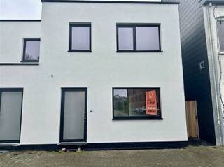 ENERGIEZUINIGE NIEUWBOUW TE HUUR IN OUDENAARDEZoek je een instapklare, moderne woning met alle comfort?Deze halfopen nieuwbouwwoning voorziet op het...