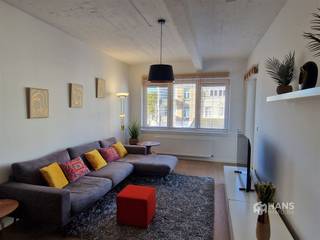 <p><span>Het appartement bevindt zich op dé locatie bij uitstek voor wie houdt van het bruisende stadsleven: vlakbij de Marnixplaats en het Mechelseplein, op wandelafstand van het Zuid en ook het historische stadscentrum bereik je gemakkelijk te voet. Verder kan je hier profiteren van een vlotte verbinding met het openbaar vervoer en het velo-deelsysteem en met de auto bereik je de snelweg in enkele minuten. Een toplocatie voor de stadsmus die houdt van een goede bereikbaarheid. </span></p><p><span> </span></p><p><span>Het gemeubelde appartement bevindt zich op de tweede verdieping van een nieuwbouwproject uit 2013. Het is gelegen aan de achterzijde, waardoor het hier uiterst rustig vertoeven is en je haast vergeet dat je hier in hartje Antwerpen zit. Het is volledig in orde en behaalt een uiterst gunstige EPC-score zodat je hier zonder zorgen je intrek kan nemen. </span></p><p><span> </span></p><p><span>Je komt binnen in de hal, die doorheen het appartement loopt en voor de verbinding zorgt tussen alle aanwezige ruimtes. De 2 slaapkamers zijn 21 m² en 8 m² groot en hier tegenover bevindt zich de badkamer (4,5 m²), die voorzien is van een lavabomeubel, handdoekdroger, douchecabine en wasmachine en droogkast. De wc is apart. De leefruimte met open keuken heeft een mooie oppervlakte van zo’n 32 m² en de keuken is uitgerust met alle hedendaags comfort: kookvuur, dampkap, spoelbak, ingebouwde oven, vaatwasser en frigo met vriesvak. Vanuit de woonkamer heb je toegang tot het gezellige terras (5 m²).</span></p><p><span> </span></p><p><span>De vaste kosten bedragen €50/maand en omvatten minuterie, lift, en onderhoud van de gemene delen. Tot slot staat er nog een ondergrondse autostaanplaats ter beschikking, die extra bij te huren valt voor 150 euro per maand.</span></p><p><span>Bewoonbare opp. 86 m² ref.: bruto vloeropp. EPC-certificaat. Voor meer info of een gratis schatting surf naar <span>www.hansimmo.be</span></span></p><p><span> </span></p>