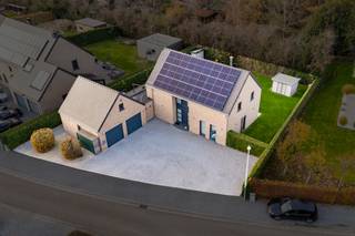 Deze moderne vrijstaande villa, gelegen aan het einde van een doodlopende weg in een rustige woonwijk omgeven door bossen, wordt aangeboden door...