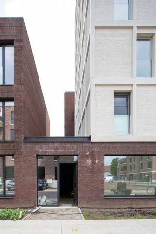 <span>Ideale commerciële ruimte van 229m² te koop in gebouw met 7 verdiepingen gelegen in een nieuwe parkwijk genaamd De Heern aan de drukke Ringlaan van Herentals.</span><br /><span>POLO Architects gaf Zonnepark een hedendaagse stedelijke uitstraling met interessante volumesprongen en een dynamische ritmiek.</span><br /><span>Zeer energiezuinig (BEN-gebouwd) en kwalitatieve afwerking.</span><br /><span>De ruimte beschikt over grote raampartijen, veel natuurlijk lichtinval en heeft een vier gevels.</span><br /><span>Gelegen op top locatie, vijf minuten fietsen van de Grote Markt en het centrum.</span><br /><span>Ideaal voor vrije beroepen zoals kinesist, tandarts, personal trainer maar ook als kantoor voor een advocatenbureau, notaris of onlinemarketing bedrijf. Kortom flexibiliteit troef.</span><br /><span>https://www.zonnepark-deheern.be/</span>
