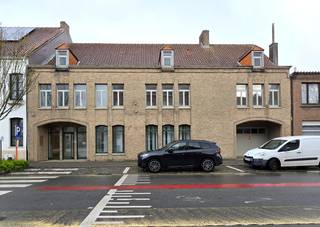 Grote eigendom op 970 m² in het centrum van Bavikhove, ideaal voor een combinatie van werken en wonen.Het grote handelsgelijkvloers van 125 m² met...