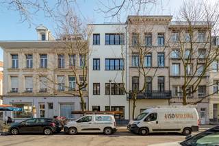 <p>Gerenoveerd en instapklaar appartement op toplocatie in Antwerpen</p><p>Dit volledig gerenoveerde appartement is gelegen in de Verbondstraat, in het hart van Antwerpen. Op wandelafstand vindt u de gezellige cafés en restaurants van Het Zuid. Daarnaast geniet u van een uitstekende bereikbaarheid dankzij de nabijheid van openbaar vervoer, winkels en andere voorzieningen.</p><p>Troeven van het appartement:</p><p>Kleinschalig gebouw met slechts 4 appartementen<br />Volledig gerenoveerd en instapklaar<br />Lage gemeenschappelijke kosten: €60/maand<br />Hoge plafonds en voorzien van airconditioning</p><p>Het appartement bevindt zich op het gelijkvloers van een kleinschalig gebouw. Bij binnenkomst komt u in een lichtrijke leefruimte met grote ramen die zorgen voor een aangename natuurlijke lichtinval.</p><p>De open keuken is modern en volledig uitgerust met alle nodige toestellen.</p><p>Verder beschikt het appartement over één comfortabele slaapkamer. De badkamer werd stijlvol gerenoveerd en is voorzien van een douche, dubbele lavabo en toilet.</p><p>Interesse?<br />Gelieve uw gegevens in te vullen onderaan de advertentie op onze website: https://www.sinjoor.be<br />. De dossierverantwoordelijke zal u nadien zo snel mogelijk contacteren.</p>