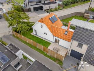 Deze instapklare woning werd in 2025 gerenoveerd en biedt alles wat je nodig hebt voor comfortabel en energiezuinig wonen. Dankzij de gunstige ligging in Langemark woon je rustig, maar toch dichtbij winkels, scholen en belangrijke invalswegen.<br /><br />Indeling & troeven<br /><br />*Lichtrijke leefruimte met gezellige houthaard<br /><br />*Nieuwe, volledig uitgeruste keuken<br /><br />*3 slaapkamers, waarvan 1 op het gelijkvloers<br /><br />*Badkamer met alle nodige voorzieningen<br /><br />*Garage met oprit en extra parkeergelegenheid<br /><br />*Zonnige tuin met terras waar je kan genieten van rust en privacy<br /><br />*Volledig vernieuwde elektriciteit<br /><br />*Nieuwe PVC HR+ ramen<br /><br />*Zeer gunstig EPC → lage energiekosten<br /><br />Voor meer informatie of een plaatsbezoek contacteer Home Hunters via hallo@homehunters.be of op het nummer 057/377.477