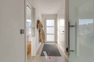 <p>In de Rozemondlaan in Izegem vinden we deze <strong>charmante woning</strong>. De rustige ligging en praktische indeling maken dit een aangename plek om thuis te komen. Met z'n <strong>bewoonbare oppervlakte van 183 m²</strong> is er aan ruimte geen gebrek! <br /><br />De woning werd <strong>in 2020 volledig onder handen genomen</strong>. Bovendien werd de woning van <strong>zonnepanelen</strong> voorzien.<br />Mede hierdoor werd een gunstig <strong>EPC-label B</strong> bereikt! <br /><br /><strong>Indeling:</strong><br /><strong>Gelijkvloers</strong>: ruime woonkamer met open keuken. eveneens is er een eerste ruimte die multifunctioneel kan worden ingezet. Momenteel wordt er een kapsalon uitgebaat, maar kan ook perfect dienen als <strong>slaapkamer</strong> of bureauruimte. Aan de woning is er rechtstreekse verbinding met de <strong>dubbele garage</strong>.<br /><br /><strong>Eerste verdieping</strong>: Twee volwaardige slaapkamer en een ruime badkamer voorzien van inloopdouche, dubbele lavabo en ligbad <br /><br /><strong>Tweede verdieping</strong>: de zolderruimte is toegankelijk via een vaste trap en momenteel ook als kleine kamer ingericht. <br /><strong>exterieur</strong>: De oostgerichte tuin<br /><br />Op zoek naar een gezellige woning in Izegem? Contacteer Vanthuyne Vastgoed voor meer informatie of een bezoek ter plaatse!</p>