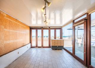 <p>Gelegen op de prachtige Zeedijk in Koksijde, biedt dit handelspand een unieke kans voor ondernemers die hun bedrijf in een gewilde locatie willen vestigen. De locatie aan de kust trekt zowel lokale bewoners als toeristen aan, wat zorgt voor een constante stroom van potentiële klanten. Deze omgeving biedt niet alleen zichtbaarheid, maar ook een levendige sfeer die ideaal is voor een breed scala aan commerciële activiteiten.<br /> </p>
<p>Het te renoveren pand is te koop en biedt een blanco canvas voor uw ondernemingsplannen. Door de centrale ligging bent u verzekerd van een gemakkelijke toegang tot de belangrijkste voorzieningen en uitvalswegen. Deze kans is perfect voor zowel startende als gevestigde ondernemers die willen profiteren van een dynamische markt. Neem de stap om uw visie te realiseren in dit aantrekkelijke handelspand aan de Zeedijk.<br /><br />Het handelspand van 158 m² werd als volgt ingedeeld: inkom/vitrine, commerciële ruimte, afzonderlijk toilet, keuken, stockageruimte achteraan, ruime kelder bereikbaar via binnentrap. <br /><br />Tussen de foto's zitten enkele 3D beelden met mogelijke handelsactiviteiten. <br /><br />Ondernemen op de Zeedijk van Koksijde? Contacteer ons vandaag nog voor een afspraak ter plaatse! </p>