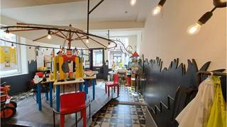 <strong>Opbrengsteigendom</strong> met <strong>Handelspand</strong>, <strong>Magazijn </strong>en karaktervolle <strong>3-slaapkamerwoning</strong> met ruim Stadsterras te koop op een interessante en commerciele ligging in het <strong>centrum van Brugge,</strong> op een 500 meter van de grote Markt en dichtbij de Ezelpoort, de ring, openbaar vervoer en parking de Biekorf. <br />+ Uitstekende mobiscore 9,4 op 10!<br /><br />Handelspand omvat een commerciele ruimte ( thans kapsalon ) van 6,65 x 5.24 = 35 m²<br />Bruikbare vloeroppervlakte volgens epc 43 m² <br />Energielabel F<br />Dit pand is mogelijks onderhevig aan de renovatieplicht van niet-residentieel vastgoed, opgelegd door de Vlaamse overheid.<br /><br />Ruime opslagplaats met een oppervlakte van 6,70 m x 16 m = 107,20 m²<br />Toilet aanwezig!<br />Nutsvoorzieningen : water, gas, elektriciteit en drijfkracht!<br />Thans afzonderlijk verhuurd!<br /><br />De woning omvat een inkom, ruime en lichtrijke living, ingerichte keuken met toestellen, berging met voorziening wasmachine, badkamer met ligbad-douche combi, toilet, 3 ruime slaapkamers, grote geisoleerde zolder en een ruim stadsterras met bordertuintje! Thans afzonderlijk verhuurd! <br />Energielabel D! Geen renovatieplicht!<br />+ Uitstekende mobiscore 9,4 op 10! <br /><br />Vastgoedinlichtingen in aanvraag!<br />P-score=A G-score=A<br />#vastgoedinvestering #brugge<br /><br />Totale grondoppervlakte 270 m²