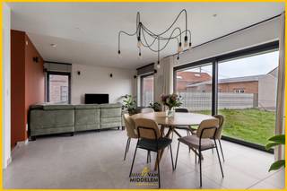 <strong>Immo Van Middelem verkoopt deze ENERGIEZUINIGE gezinswoning (bouwjaar 2022!) met 3 slaapkamers, garage met atelierruimte en tuin op een perceel van +/-5a86ca in het landelijke Kattem (Roosdaal).</strong><br /><br />De vormgeving van deze woning is doordacht en opgedeeld in drie niveau's:<br />- GELIJKVLOERS (straatniveau): inkomhal met toegang tot wasplaats en toegang tot garage met atelier;<br />- 1ste VERDIEPING (tuinniveau): living met open keuken, berging, apart WC, badkamer met ligbad en aparte douche, slaapkamer:<br />- 2de VERDIEPING: ruime nachthal, 2 kamers (met mogelijkheid tot aansluiten van lavabo), kleine zolderruimte.<br /><br />De tuin werd tot op vandaag nog niet aangelegd, maar er werd reeds een professioneel tuinplan opgemaakt.<br /><br />COMFORT: ventilatiesysteem, waterverzachter, vloerverwarming in de living en de badkamer, airconditioning in de 3 kamers, zonnescreens in de keuken en de badkamer.<br /><br />CV op warmtepomp (Viessman lucht/water) en 10 zonnepanelen (piekvermogen 3.700 kw).<br />EPB: 23 kWh/m².jaar - Klasse A. Elektriciteit conform AREI.<br />Vrij bij akte.