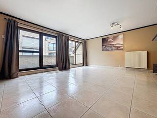 Op zoek naar een ruim en lichtrijk appartement aan de kust? Dit instapklare duplex-appartement in Oostende, gelegen op de 4e verdieping met...