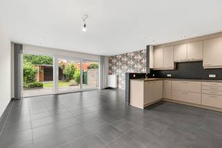 [[ DIT PAND NEEMT DEEL AAN DE ERA OPEN HUIZEN DAG OP 13/6 VAN 11:00 TOT 12:00 ]]
<p><strong>Indeling &amp;amp; wooncomfort</strong><br />In de Onteigeningsstraat 10A te Zelzate bevindt zich deze energiezuinige woning, gebouwd in 2012, die comfort, licht en functionaliteit perfect combineert. Dankzij de recente bouw, het gunstige EPC en de conforme elektriciteit is deze woonst volledig instapklaar.<br /><br />De woning beschikt over een open en lichtrijke leefruimte met een volledig uitgeruste keuken, die naadloos aansluit op het terras en de zonnige, gezellige tuin met zithoek. Deze aangename buitenruimte nodigt uit tot ontspannen en genieten van rust en privacy.</p>

<p>Op de verdieping vinden we twee volwaardige slaapkamers, aangevuld met een dressing die perfect kan dienen als kinderkamer of bureau, afhankelijk van de woonbehoefte<br /><br /><strong>Troeven</strong></p>

<ul><li><strong>Energiezuinig (EPC-label B)</strong></li><li><strong>Conforme elektriciteit</strong></li><li><strong>Inpandige garage aansluitend op de berging</strong></li><li><strong>Lichtrijke keuken in harmonie met de leefruimte</strong></li><li><strong>Gastentoilet beneden + toilet in de badkamer</strong></li><li><strong>Onderhoudsvriendelijke tuin + zonnig terras</strong></li><li><strong>Twee volwaardige slaapkamers met dressing/kinderkamer of bureau</strong></li><li><strong>Dichtbij alle voorzieningen</strong></li><li><strong>Volledig instapklaar</strong></li></ul>

<p><strong>UW DROOMWONING? ZO GEVONDEN!</strong></p>